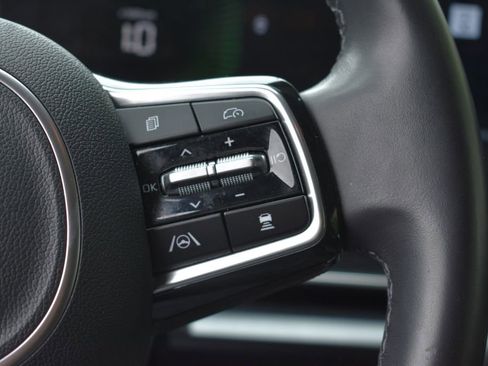 Used 2025 Kia Carnival FWD image 16