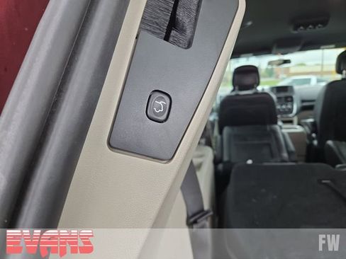 Used 2018 Dodge Grand Caravan SXT FWD image 30