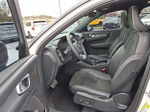Used 2022 Volvo XC40 T5 R-Design w/ Advanced Package image 13