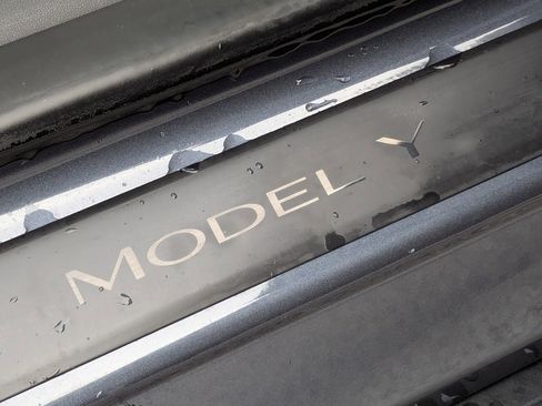 Used 2022 Tesla Model Y Long Range image 32