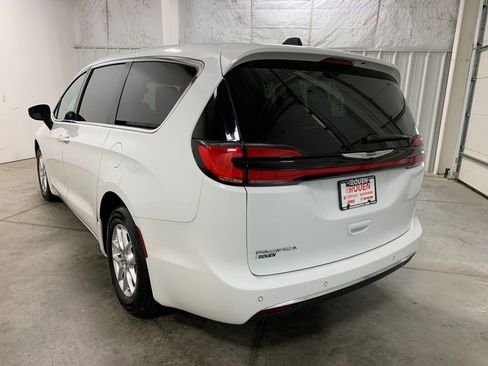 Used 2023 Chrysler Pacifica Touring-L FWD image 25