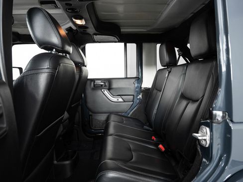 Used 2018 Jeep Wrangler Unlimited Sahara image 17