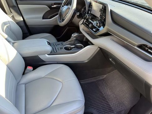 Used 2021 Toyota Highlander XLE AWD/4WD image 25