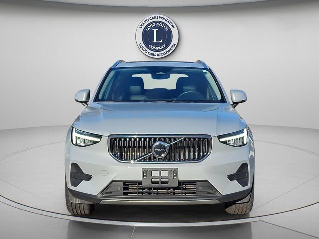 Certified 2025 Volvo XC40 B5 Core AWD/4WD image 6