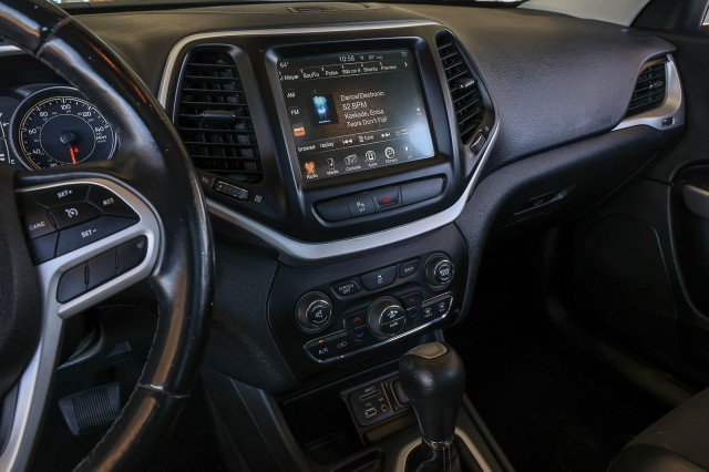 Used 2018 Jeep Cherokee Latitude Plus w/ Comfort/Convenience Group FWD image 12