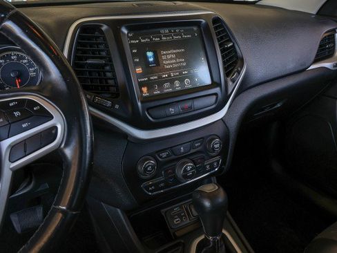 Used 2018 Jeep Cherokee Latitude Plus w/ Comfort/Convenience Group FWD image 12