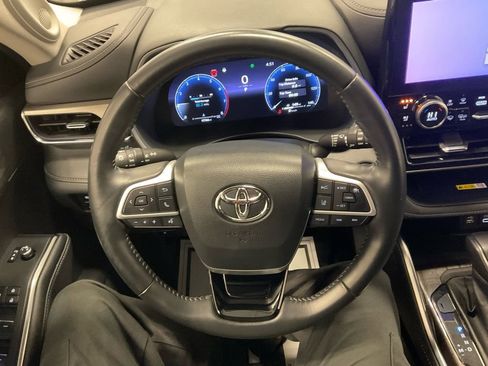 Used 2023 Toyota Highlander Limited image 18