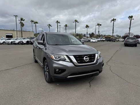 Used 2020 Nissan Pathfinder Platinum image 3