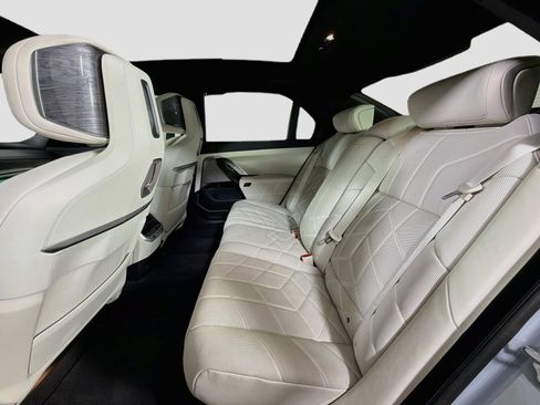 Used 2025 BMW 760i xDrive w/ Executive Package AWD/4WD image 25