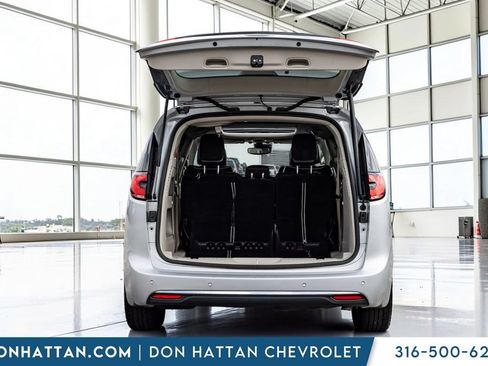 Used 2023 Chrysler Pacifica Limited FWD image 25