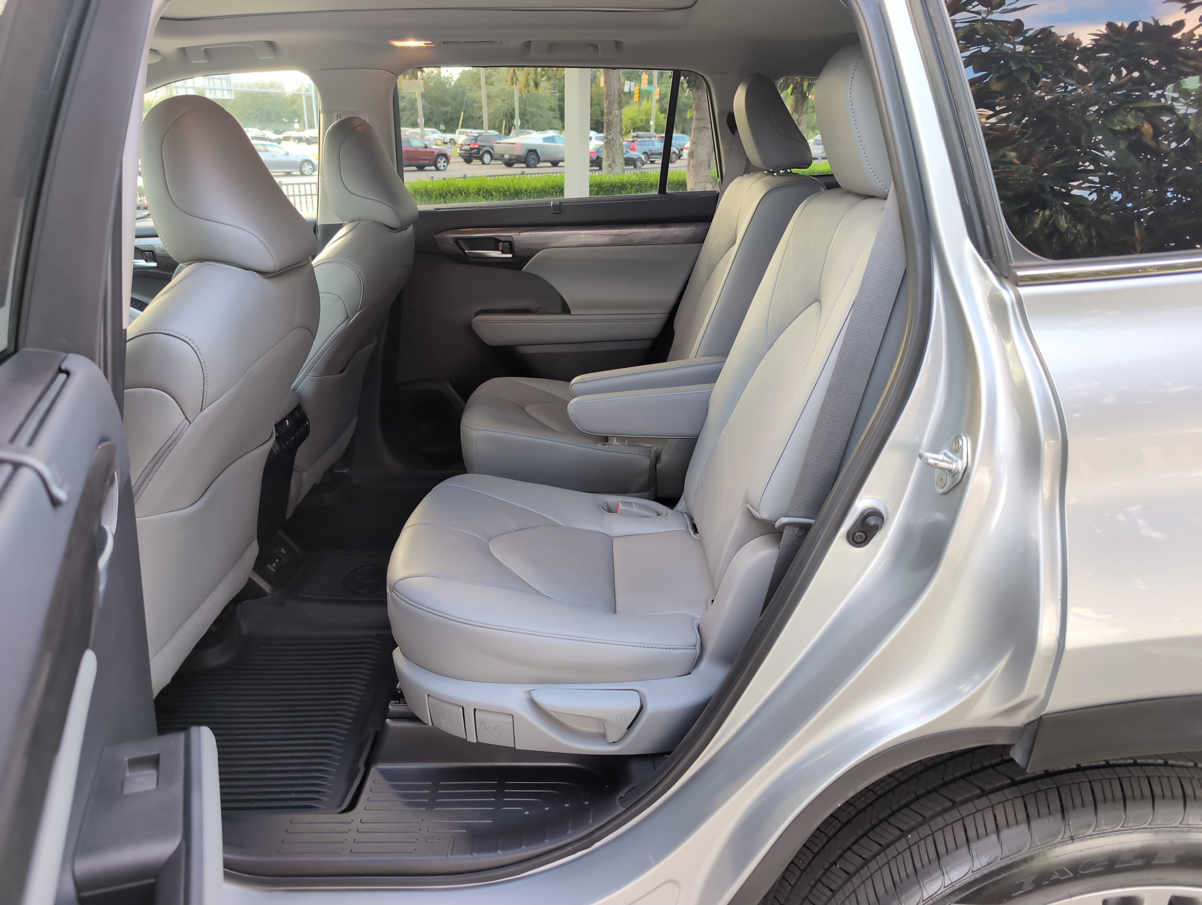 Used 2023 Toyota Highlander Platinum FWD image 31