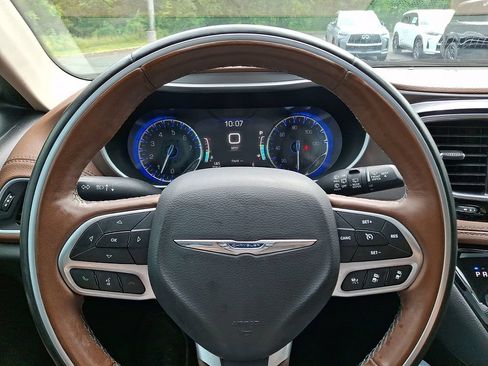 Used 2019 Chrysler Pacifica Limited w/ Tire & Wheel Group FWD image 21