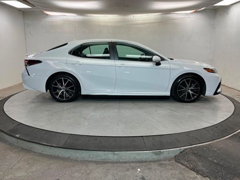 Used 2023 Toyota Camry SE image 6