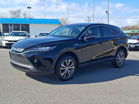 Used 2021 Toyota Venza LE image 3