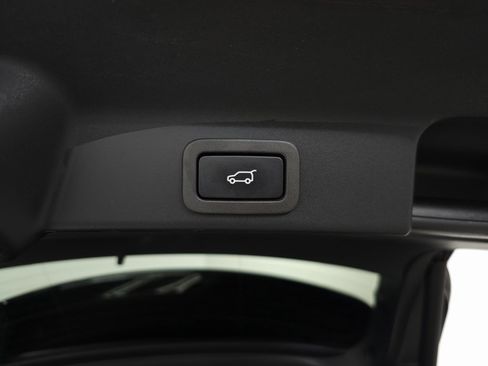 Used 2022 Jaguar F-PACE S image 7