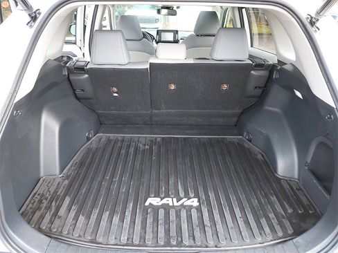 Used 2022 Toyota RAV4 XLE Premium image 12