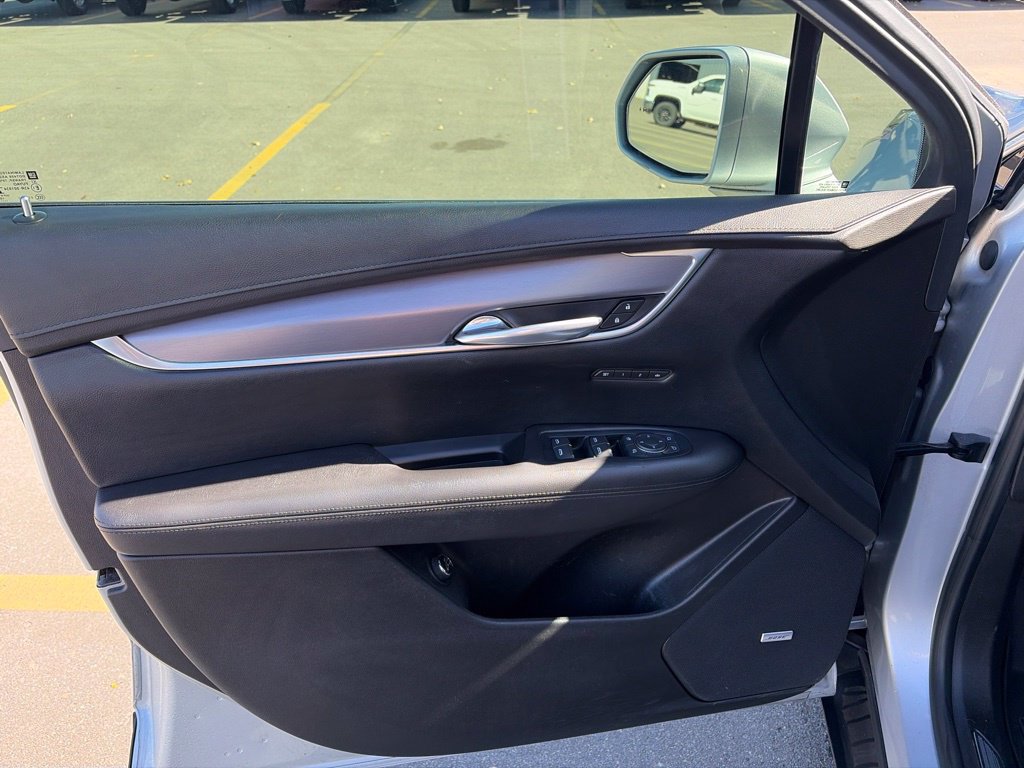 Used 2017 Cadillac XT5 Luxury w/ Driver Awareness Package FWD image 12