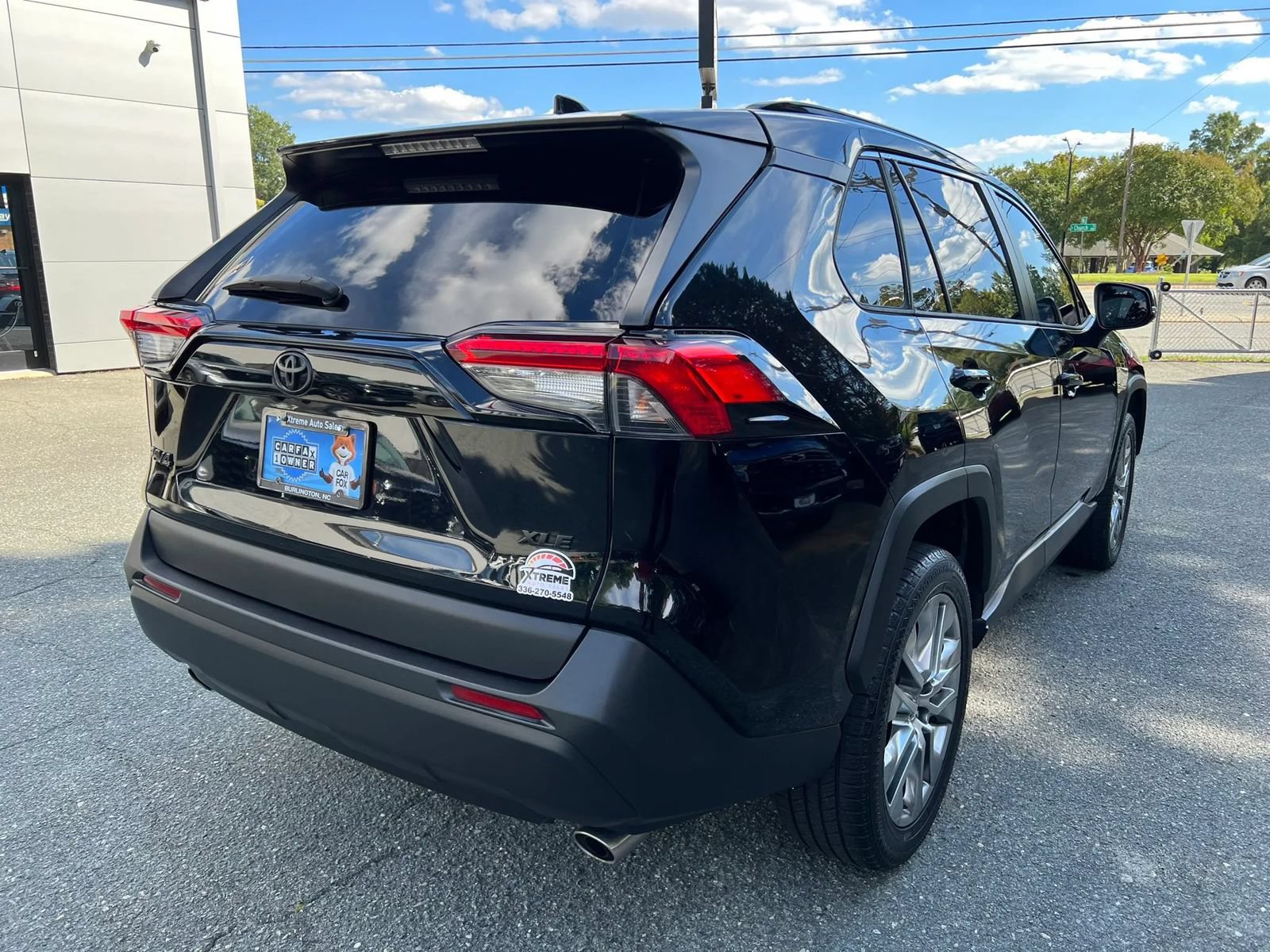 Used 2021 Toyota RAV4 XLE Premium FWD image 3