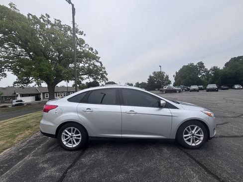 Used 2018 Ford Focus SE FWD image 2