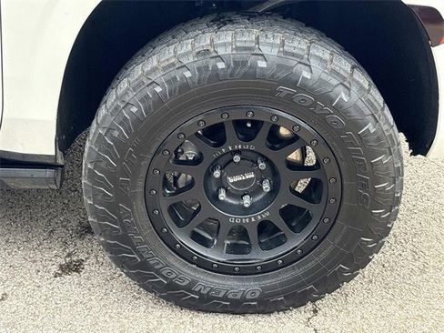 Used 2023 GMC Yukon XL AT4 w/ AT4 Premium Package image 9