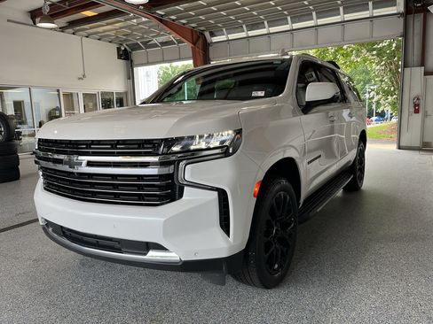 Used 2024 Chevrolet Suburban LT w/ Luxury Package RWD image 4