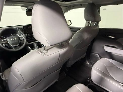 Used 2024 Toyota Highlander XLE image 32