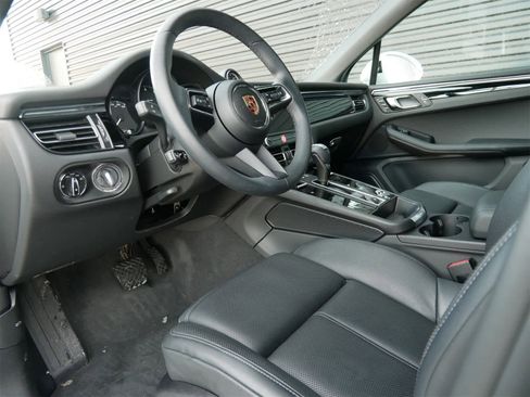 Certified 2025 Porsche Macan image 4