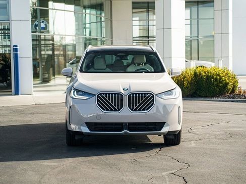Used 2025 BMW X3 xDrive30i w/ Premium Package image 2