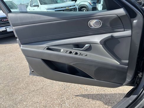 Used 2025 Hyundai Elantra SEL image 18