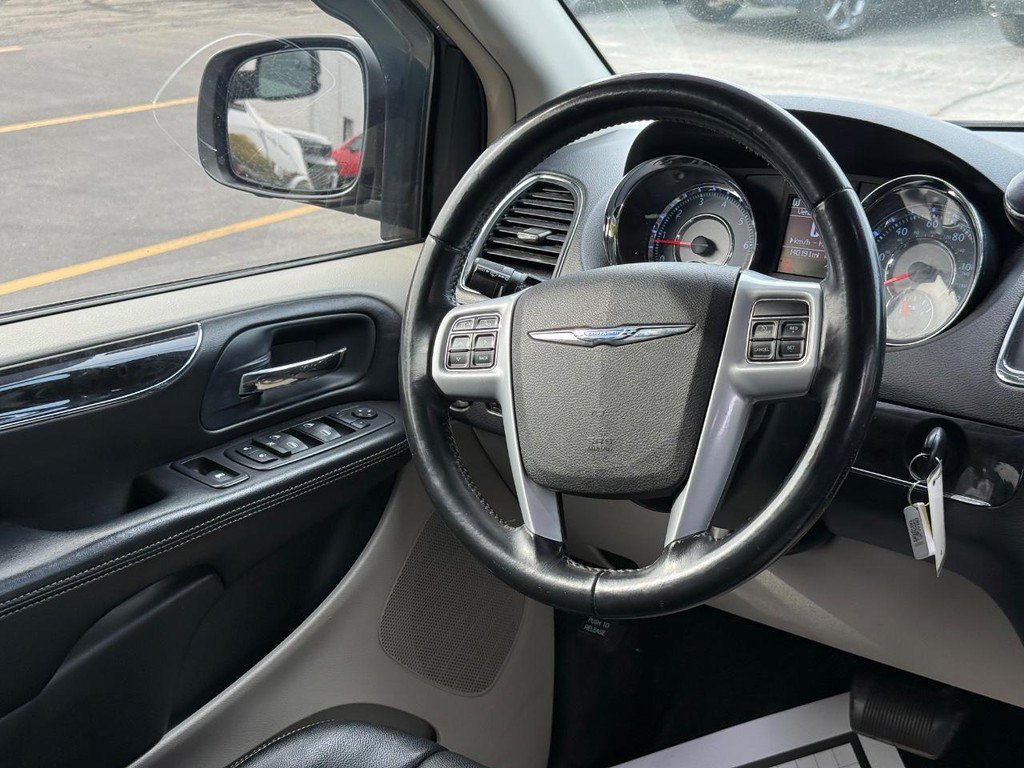 Used 2014 Chrysler Town & Country Touring FWD image 12