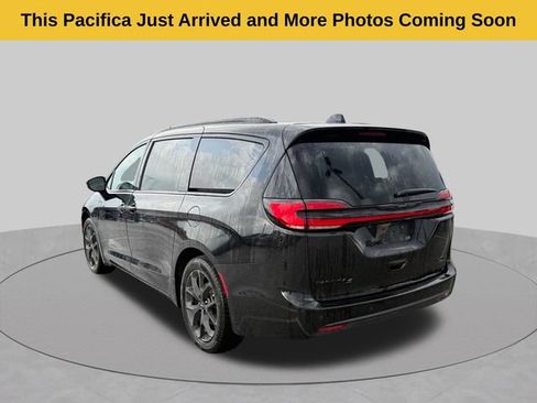 Used 2025 Chrysler Pacifica Limited FWD image 4