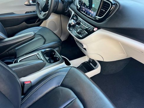 Used 2024 Chrysler Pacifica Touring-L FWD image 20