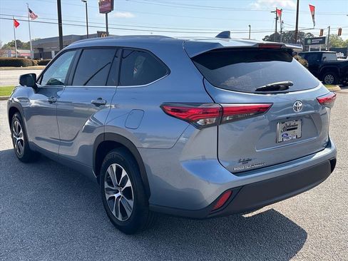 Used 2023 Toyota Highlander XLE image 5