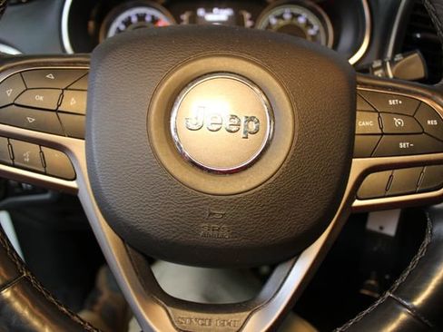 Used 2019 Jeep Cherokee Latitude w/ Cold Weather Group image 20