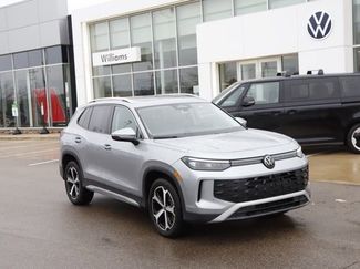 Used 2025 Volkswagen Tiguan SE w/ Panoramic Sunroof Package video 1