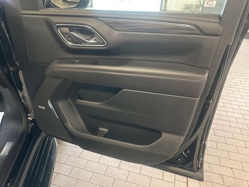 Used 2023 GMC Yukon XL SLT w/ SLT Premium Package AWD/4WD image 9