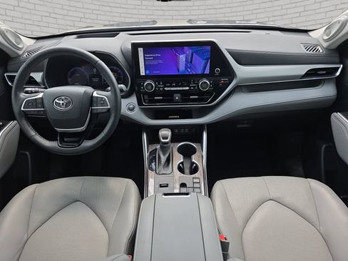 Used 2023 Toyota Highlander Platinum FWD image 10