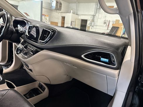 Used 2018 Chrysler Pacifica Limited image 59