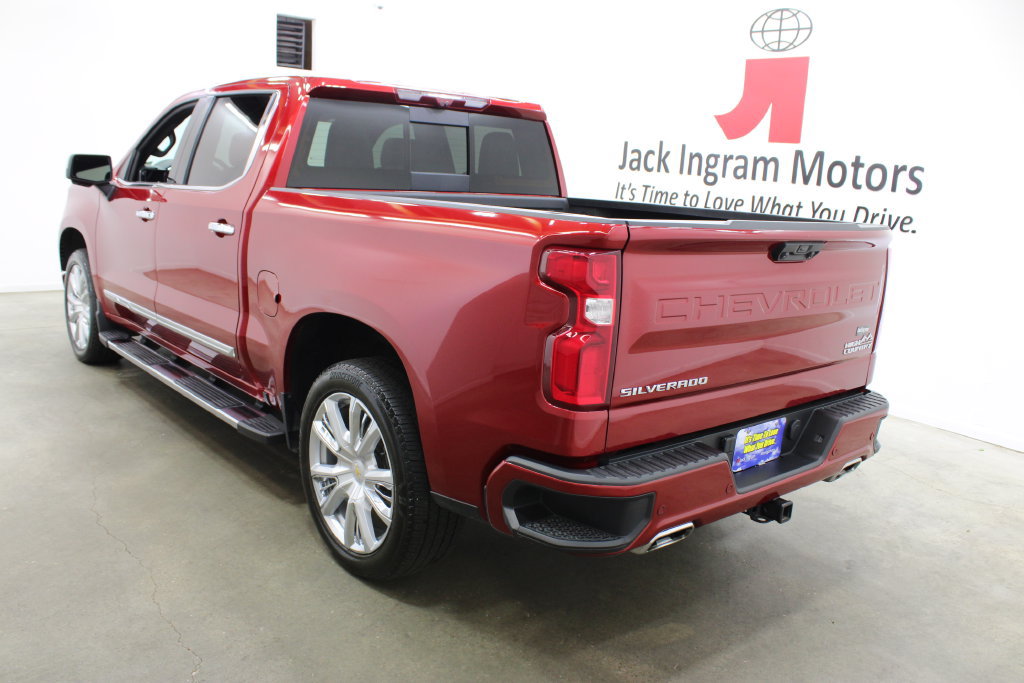 Used 2025 Chevrolet Silverado 1500 High Country w/ High Country Premium Package AWD/4WD image 3