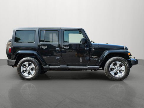 Used 2018 Jeep Wrangler Unlimited Sahara AWD/4WD image 8