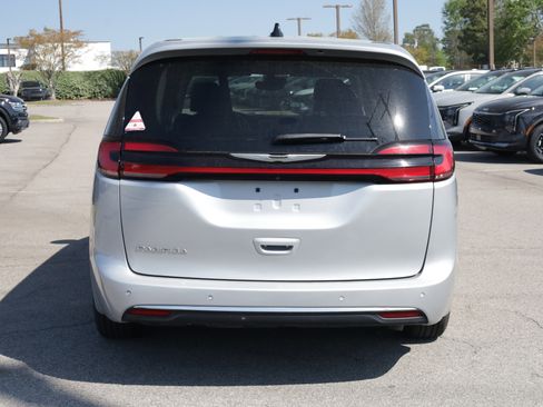Used 2024 Chrysler Pacifica Touring-L image 4