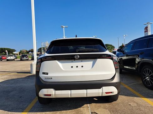 Used 2026 Nissan Kicks SV w/ Charging Package FWD image 5