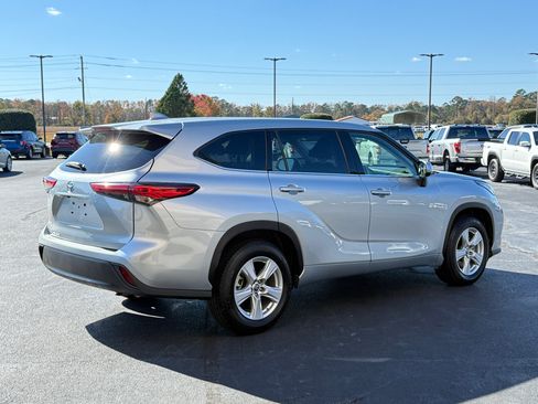Used 2021 Toyota Highlander L image 5