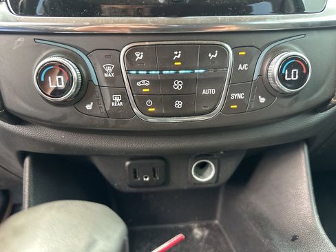 Used 2021 Chevrolet Traverse LT FWD image 25