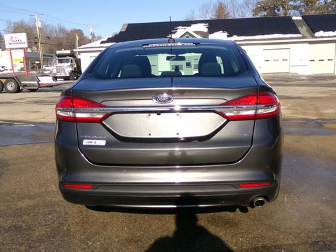 Used 2017 Ford Fusion SE w/ Fusion SE Technology Package image 5