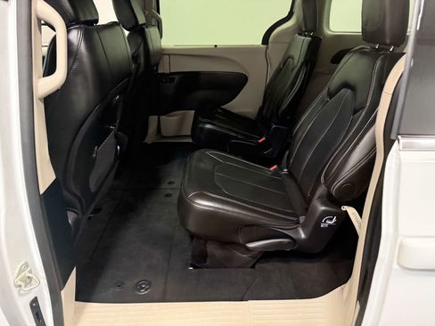 Used 2024 Chrysler Pacifica Touring-L image 48