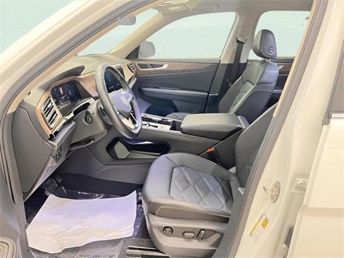 Used 2025 Volkswagen Atlas SE image 14