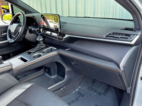 Used 2023 Toyota Sienna XSE image 15