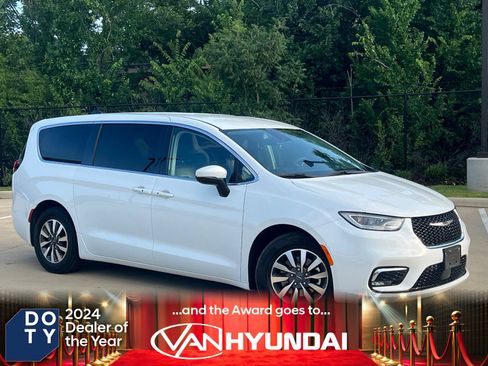 Used 2023 Chrysler Pacifica Touring-L FWD image 1