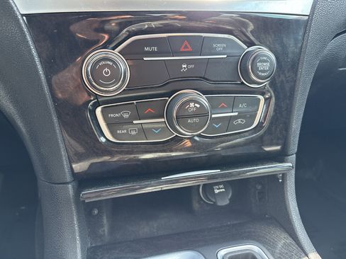 Used 2020 Chrysler 300 Limited image 31